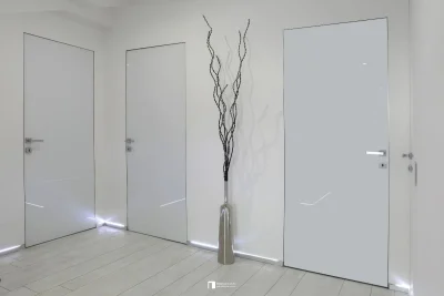 Porte battante invisible avec verre blanc